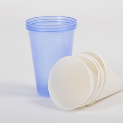 Plastikbecher und Papierbecher für Wasserspender
